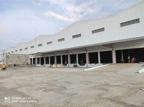 A Warehouse Space Near San Pedro Exit .